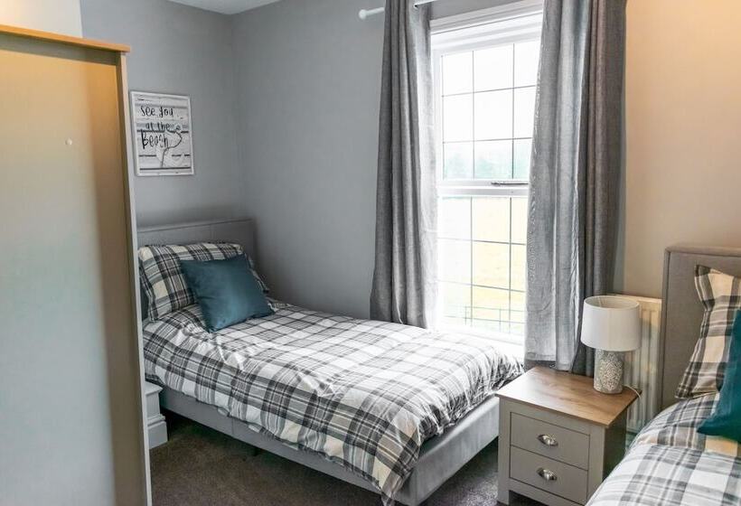 Отель The Crown At Worthington