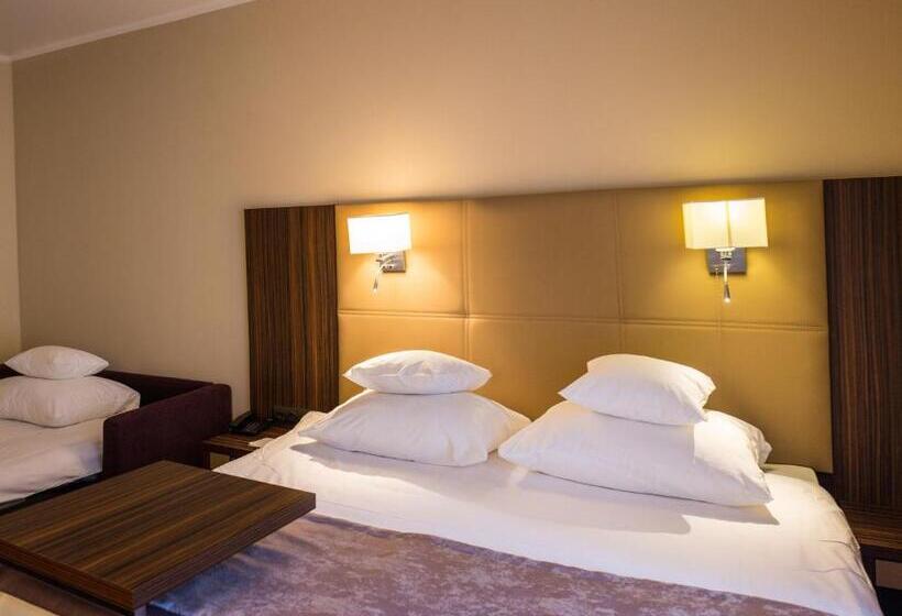 בית מלון כפרי Desilva Premium Opole