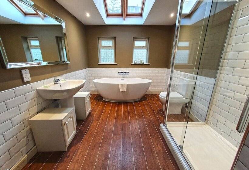 בית מלון כפרי Holmwood House Guest Accommodation