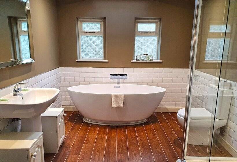 בית מלון כפרי Holmwood House Guest Accommodation