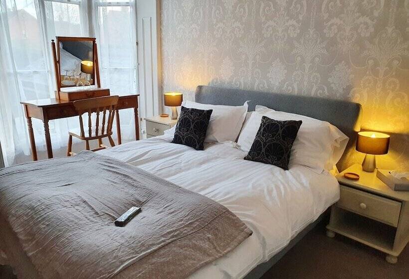 בית מלון כפרי Holmwood House Guest Accommodation