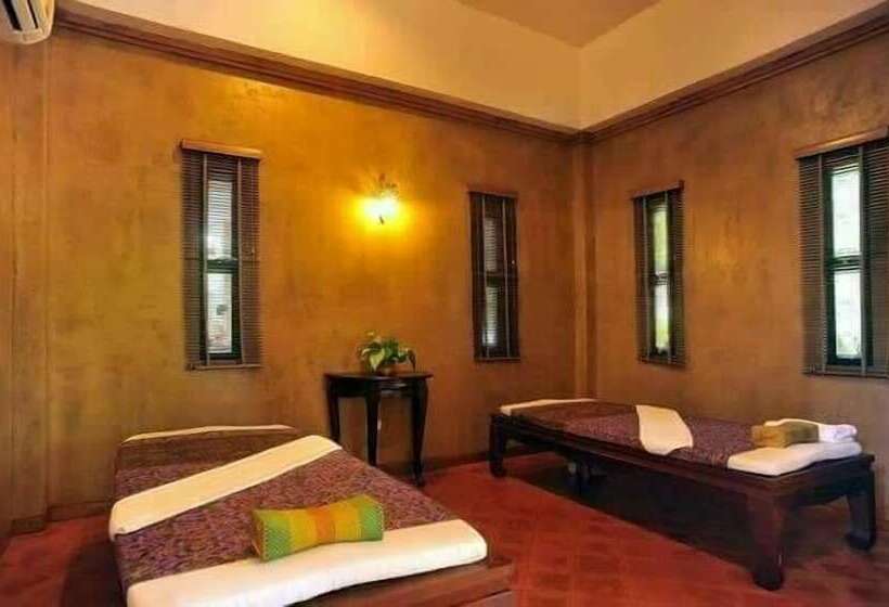 בית מלון כפרי Lap Roi Karon Beachfront