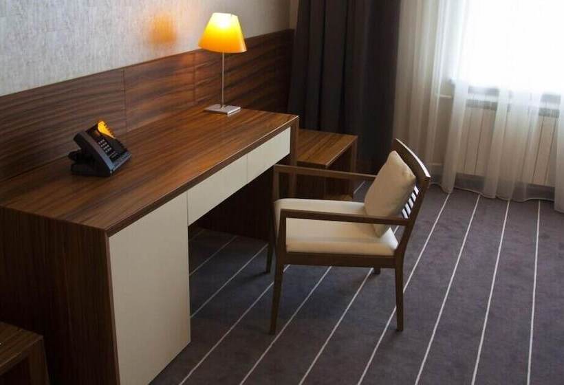 בית מלון כפרי Ost West Club