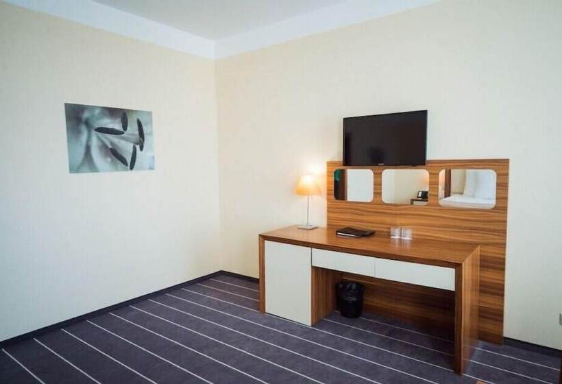 בית מלון כפרי Ost West Club