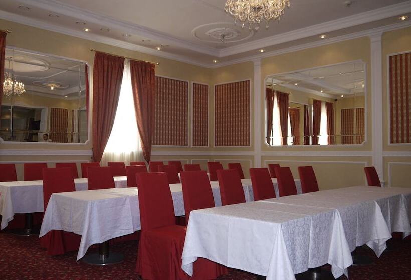 هتل Optima Collection Kamianets Podilskyi