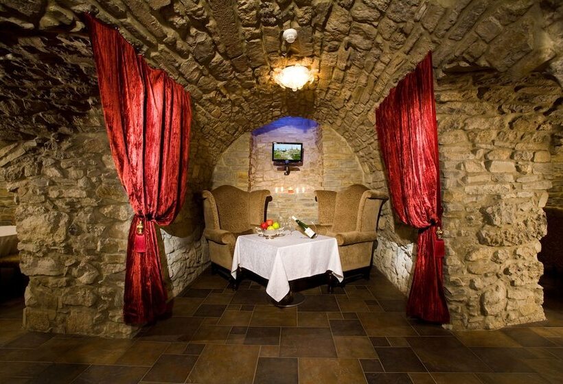 هتل Optima Collection Kamianets Podilskyi