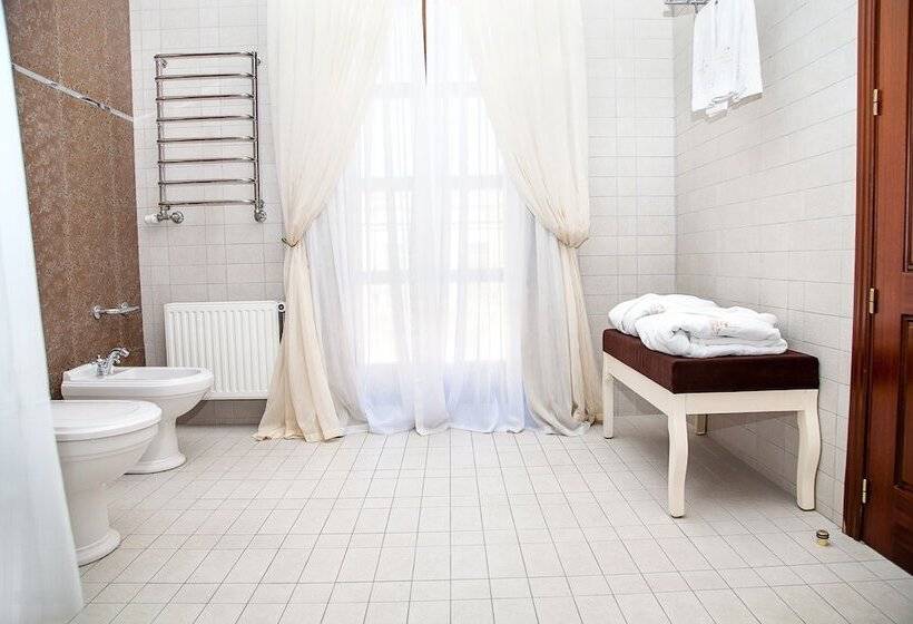 هتل Optima Collection Kamianets Podilskyi