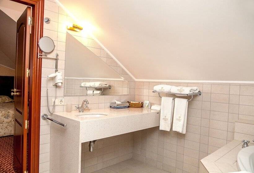 هتل Optima Collection Kamianets Podilskyi