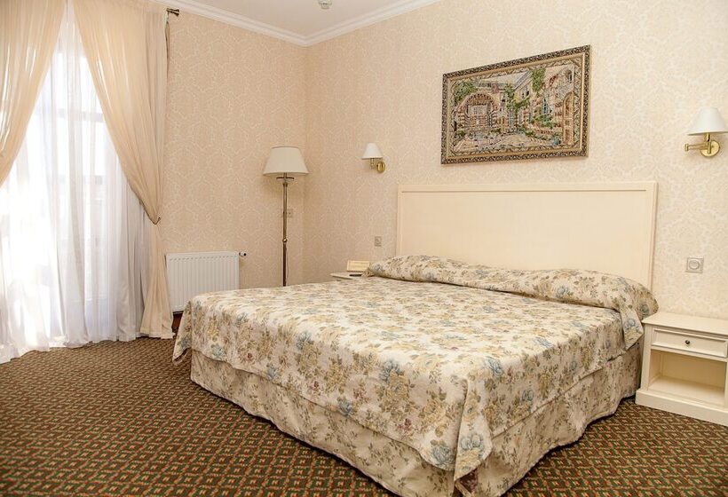 هتل Optima Collection Kamianets Podilskyi