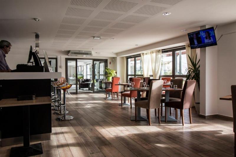 Отель Adonis Aix En Provence