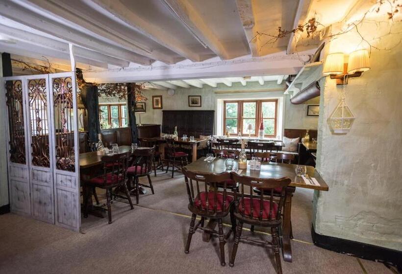 هتل روستایی Golden Lion