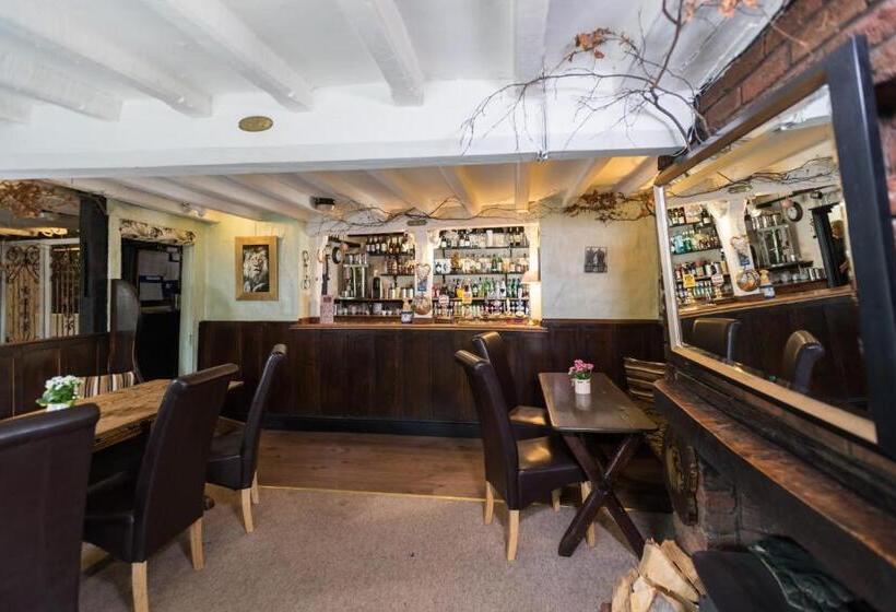 هتل روستایی Golden Lion