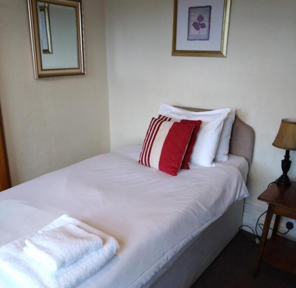 Отель The Hillmorton Manor