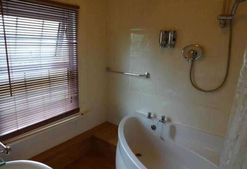 Отель The Hillmorton Manor