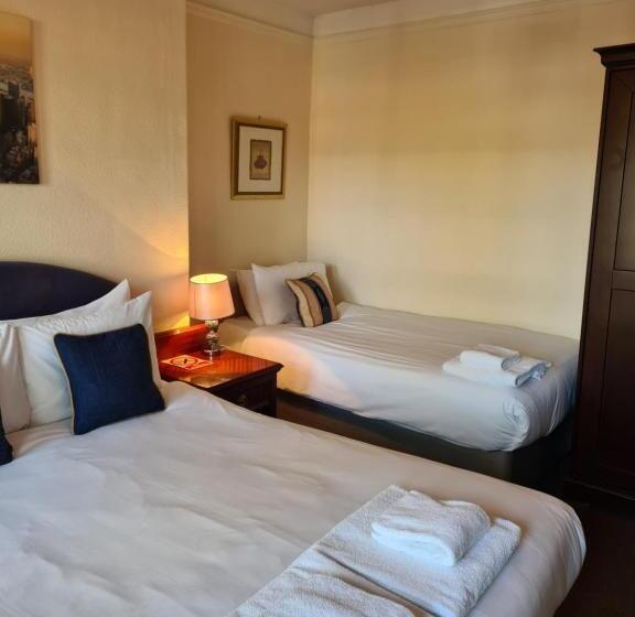 Отель The Hillmorton Manor