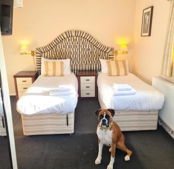 Отель The Hillmorton Manor