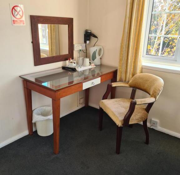 هتل The Hillmorton Manor