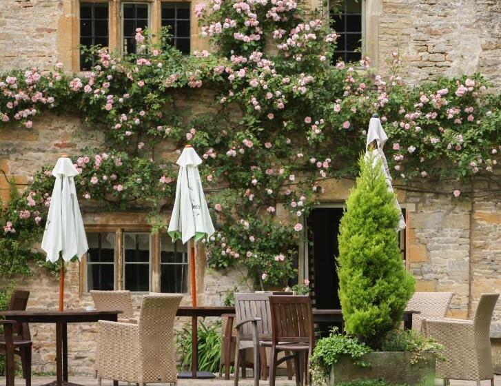 Отель The Slaughters Country Inn