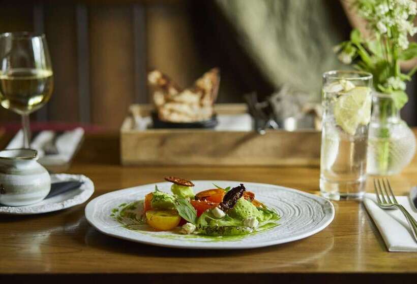 Отель The Slaughters Country Inn