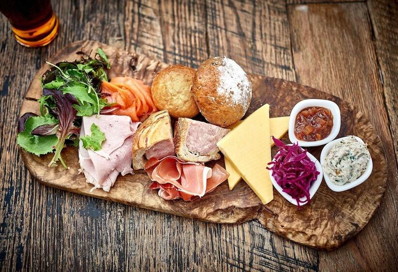 Отель The Slaughters Country Inn