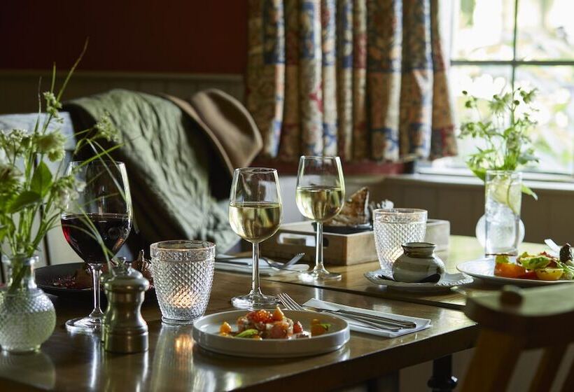 Отель The Slaughters Country Inn