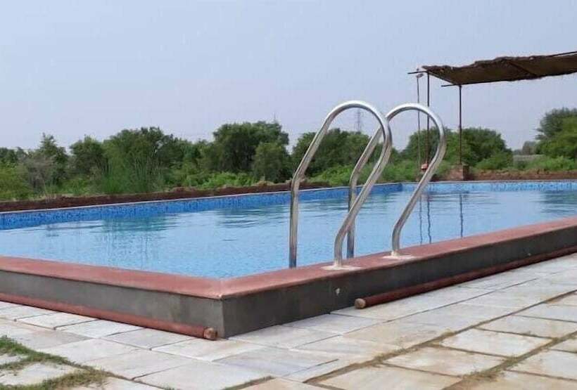 فندق Umaid Safaris & Desert Lodge