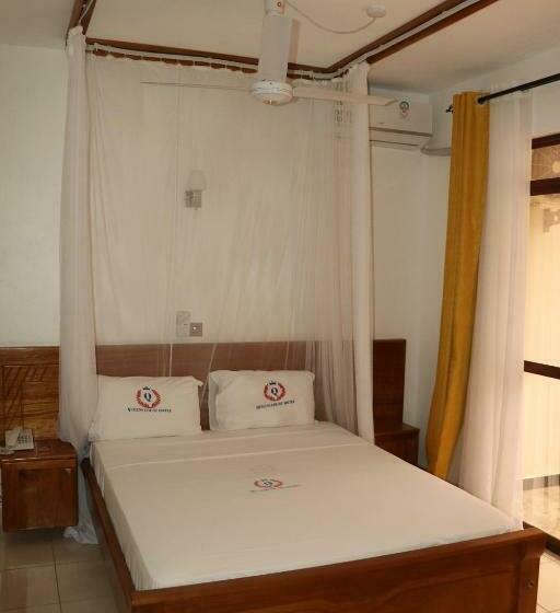 ホテル Queens Court