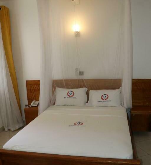 ホテル Queens Court