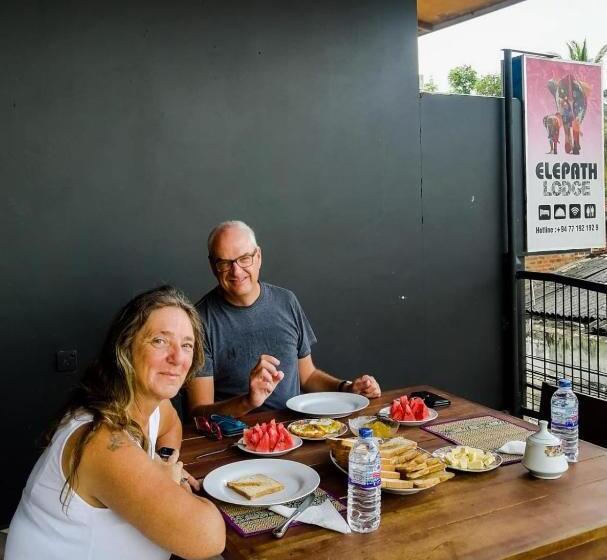 Hotel Elepath Lodge  Pinnawala