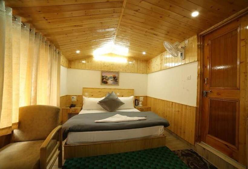 هتل Little Italy Inn