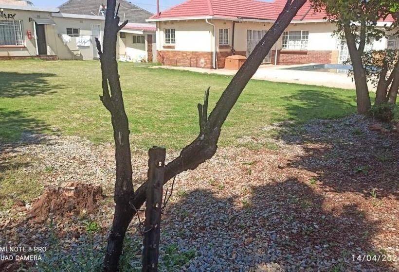 Pension Jollys Park Guesthouse