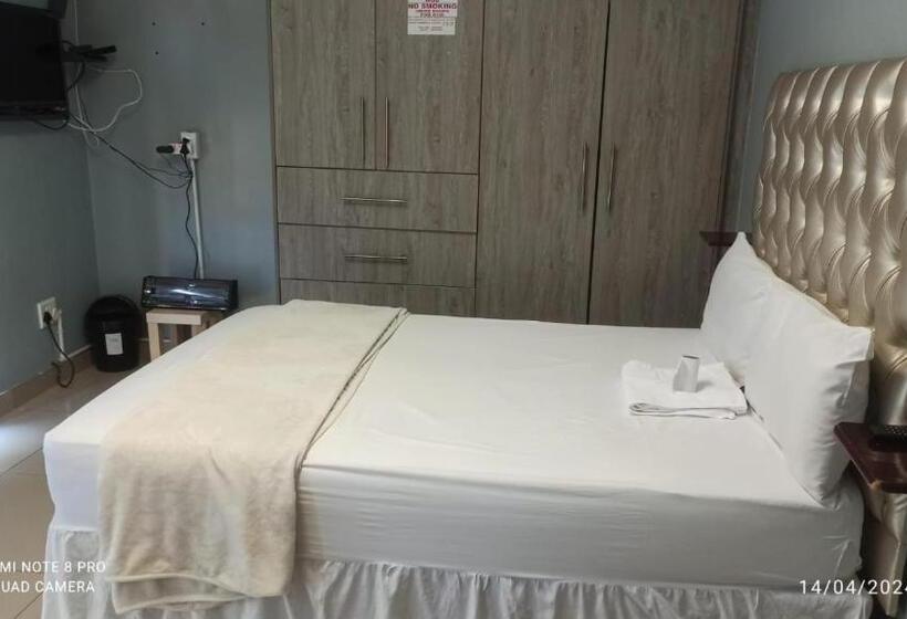 Pension Jollys Park Guesthouse