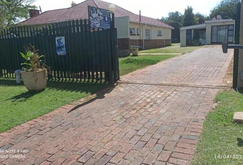 Pension Jollys Park Guesthouse