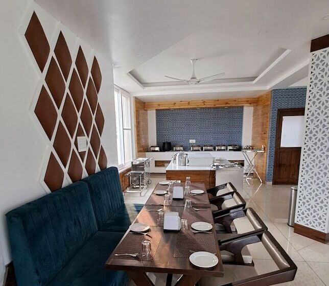 호텔 Abhilashi Inn