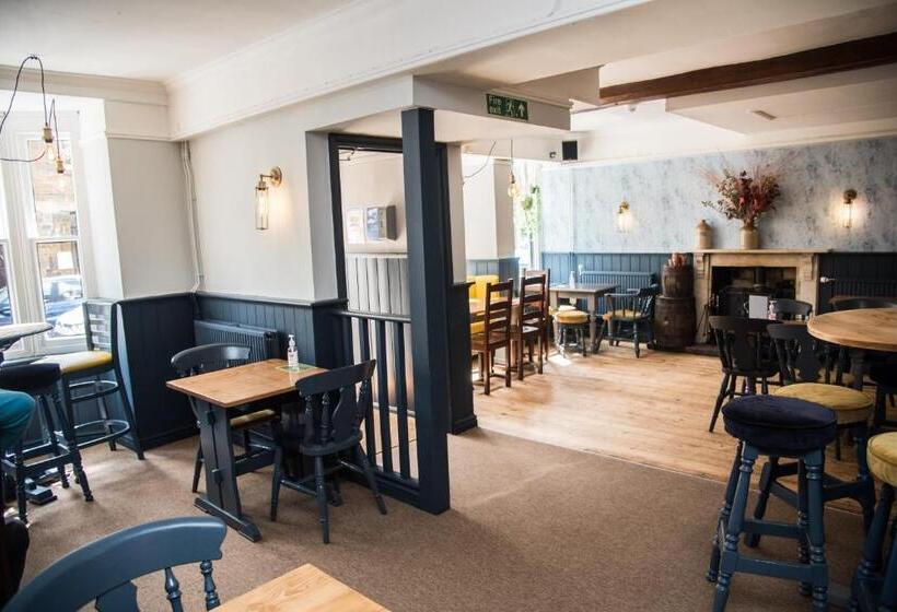 هاستل The Crown