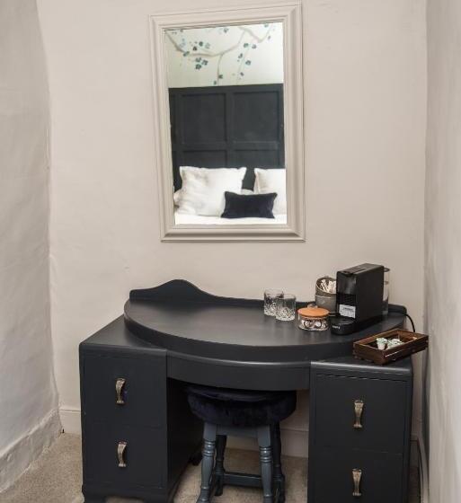 هاستل The Crown