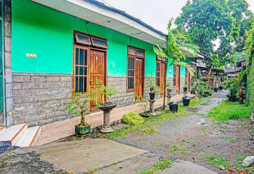 ホテル Spot On 91697 Nyaman Homestay Syariah