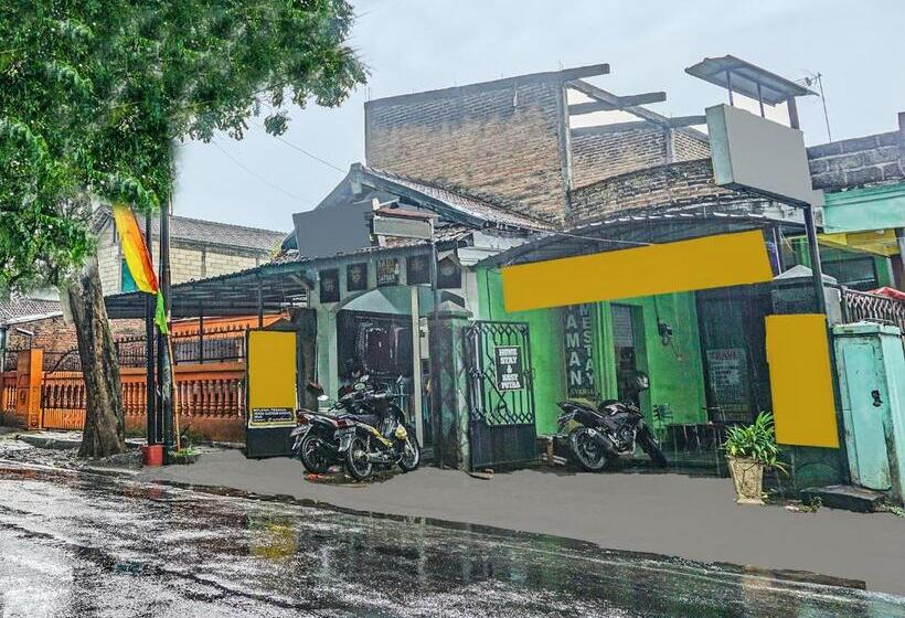 ホテル Spot On 91697 Nyaman Homestay Syariah