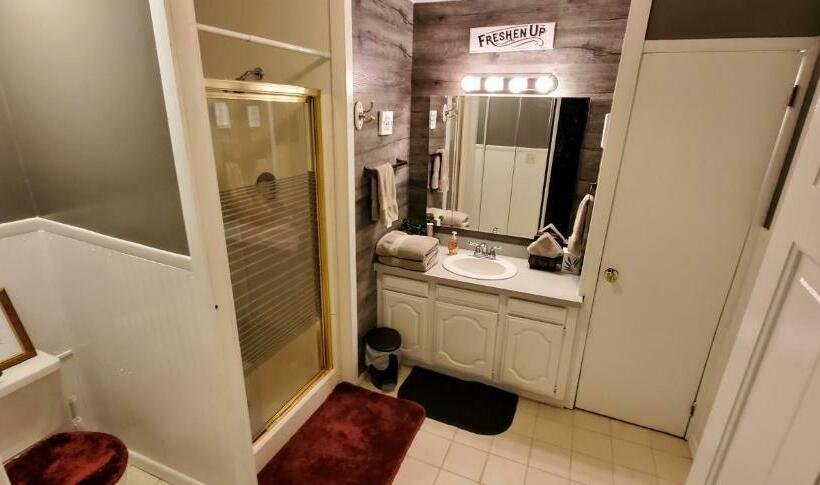 The Farmhouse Inn Bed And Breakfast