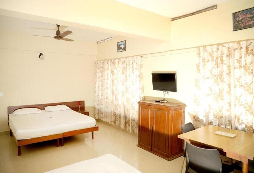 호텔 Ashish Tourist Home