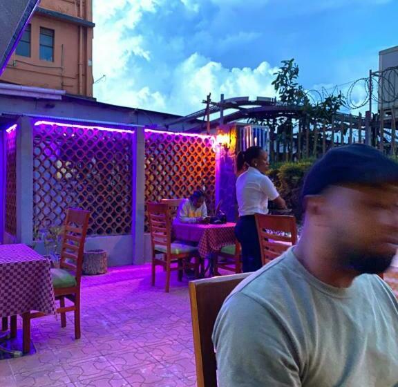 Отель The College Inn