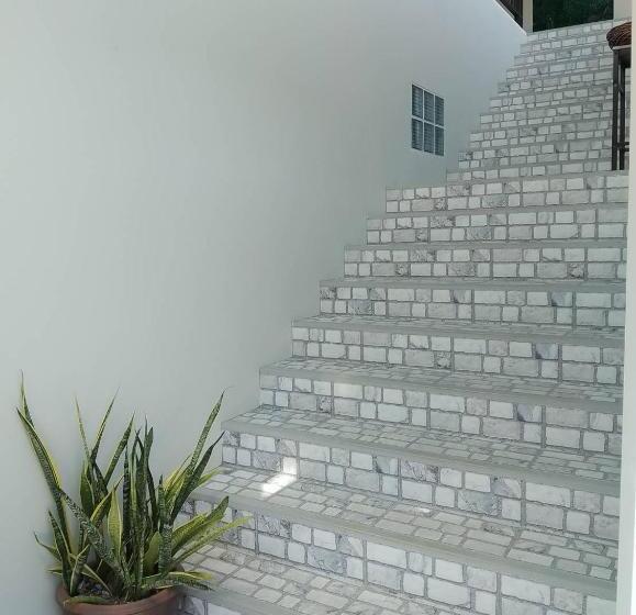 בית מלון כפרי Triple J Hometel