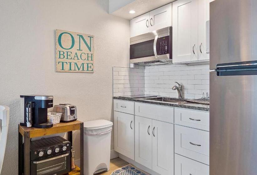 Aloha Hibiscus Room,sunset Views   Hawaiian Inn Beach Resort