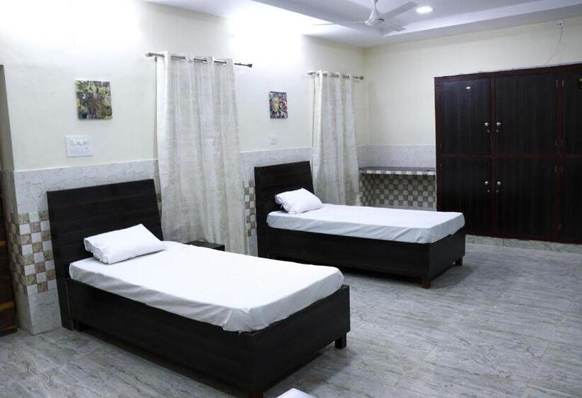 Отель King Edward Memorial 50 Mtrs From Railway Station