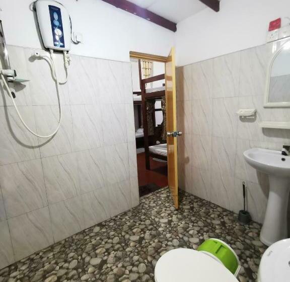 The Traveller S Hostel & Private Rooms