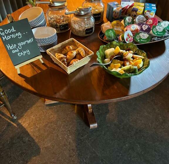 ベッドアンドブレックファースト The Red Lion Charing Heath