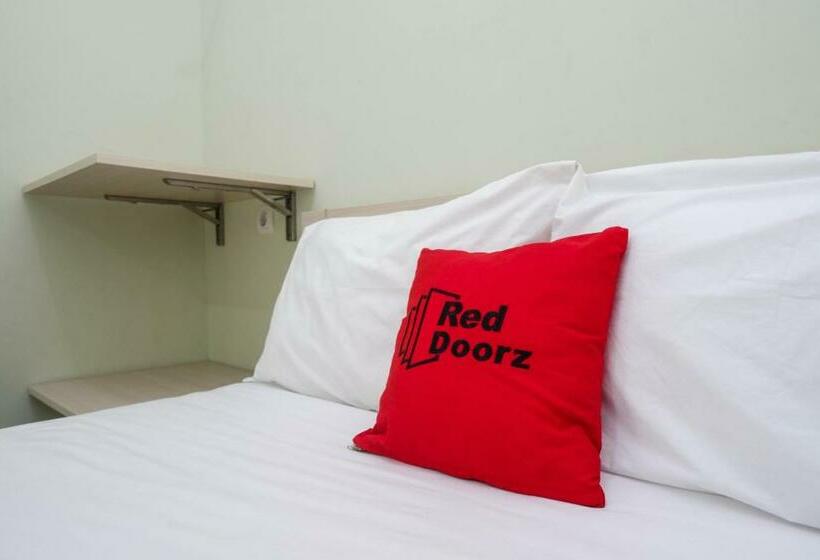 Отель Reddoorz Syariah Near Gerbang Tol Krapyak 2 Semarang
