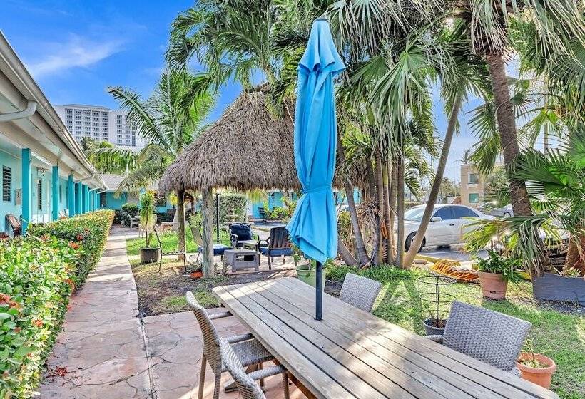 Отель The Caroline