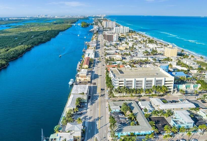 Отель The Caroline