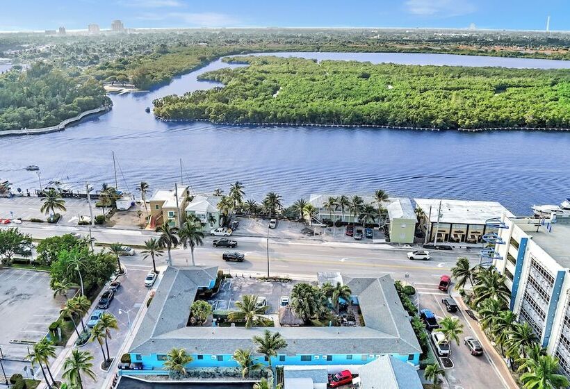 Отель The Caroline